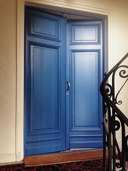 porte blindée design placage bois couleur bleue